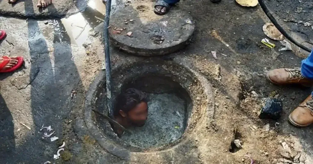 Delhi HC Seeks Delhi Govt, DJB Response on Regularisation of Sewer Workers and ₹1 Crore Compensation Plea